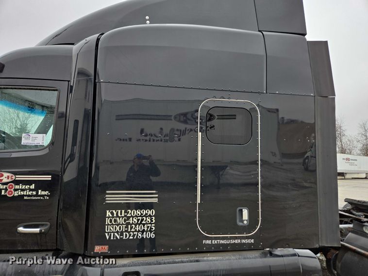 image for item DU2557 2015 Peterbilt 579 semi truck