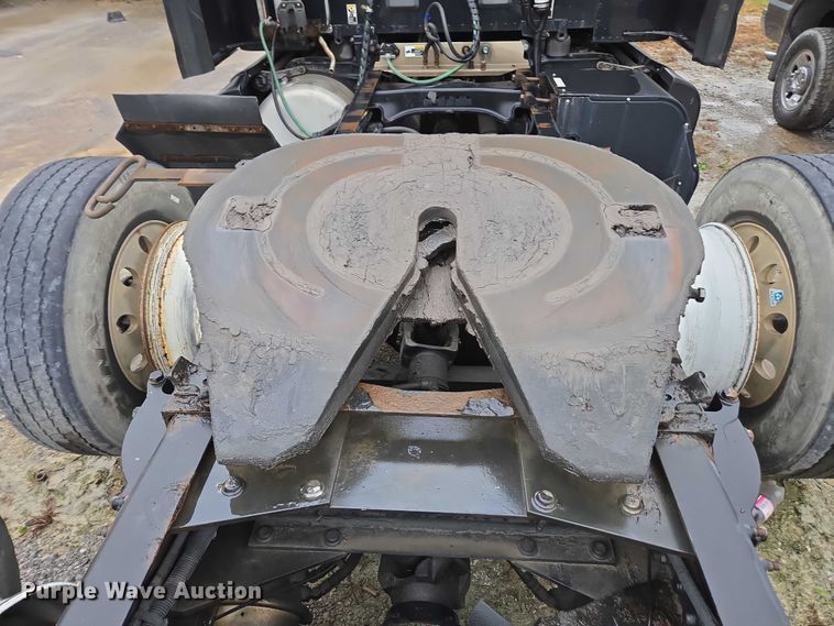 image for item DU2557 2015 Peterbilt 579 semi truck