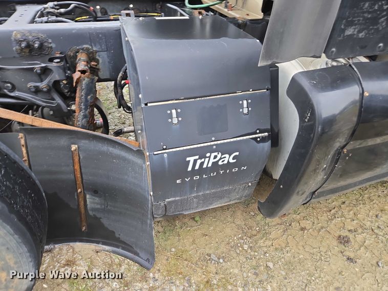 image for item DU2557 2015 Peterbilt 579 semi truck