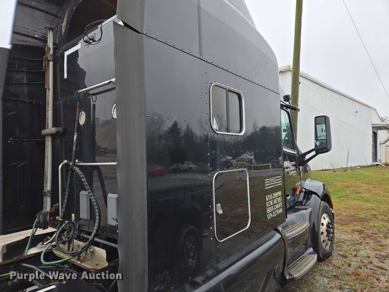 image for item DU2557 2015 Peterbilt 579 semi truck