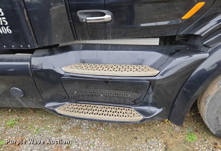 image for item DU2557 2015 Peterbilt 579 semi truck