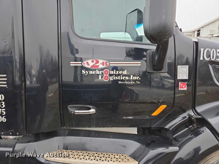 image for item DU2557 2015 Peterbilt 579 semi truck
