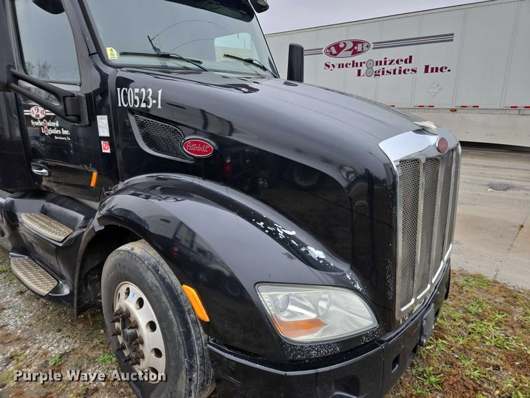 image for item DU2557 2015 Peterbilt 579 semi truck