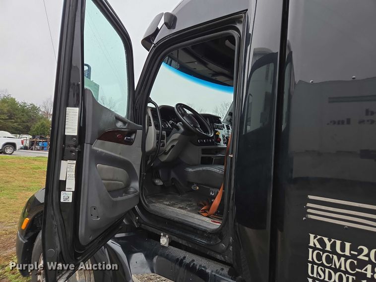 image for item DU2557 2015 Peterbilt 579 semi truck