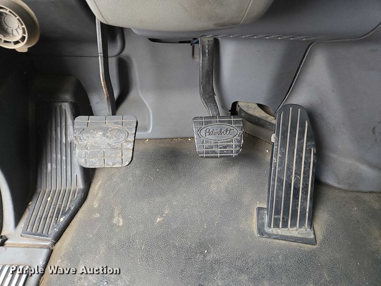 image for item DU2557 2015 Peterbilt 579 semi truck