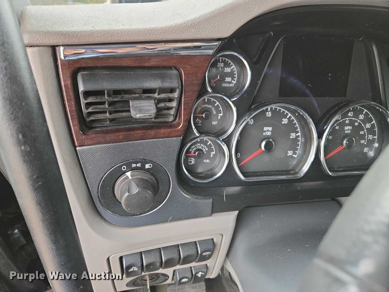 image for item DU2557 2015 Peterbilt 579 semi truck