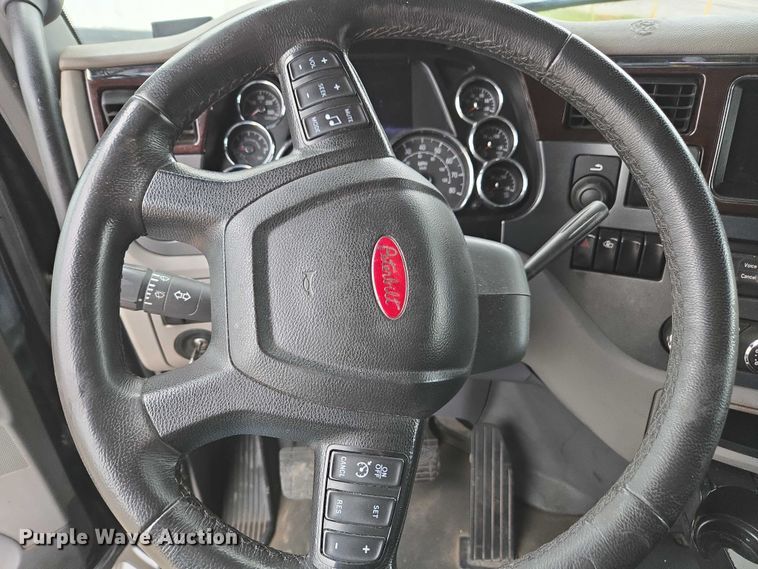 image for item DU2557 2015 Peterbilt 579 semi truck