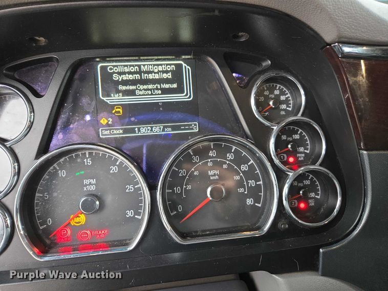 image for item DU2557 2015 Peterbilt 579 semi truck