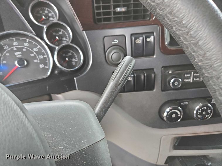 image for item DU2557 2015 Peterbilt 579 semi truck