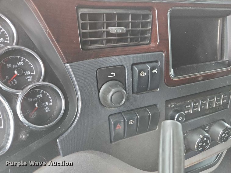 image for item DU2557 2015 Peterbilt 579 semi truck