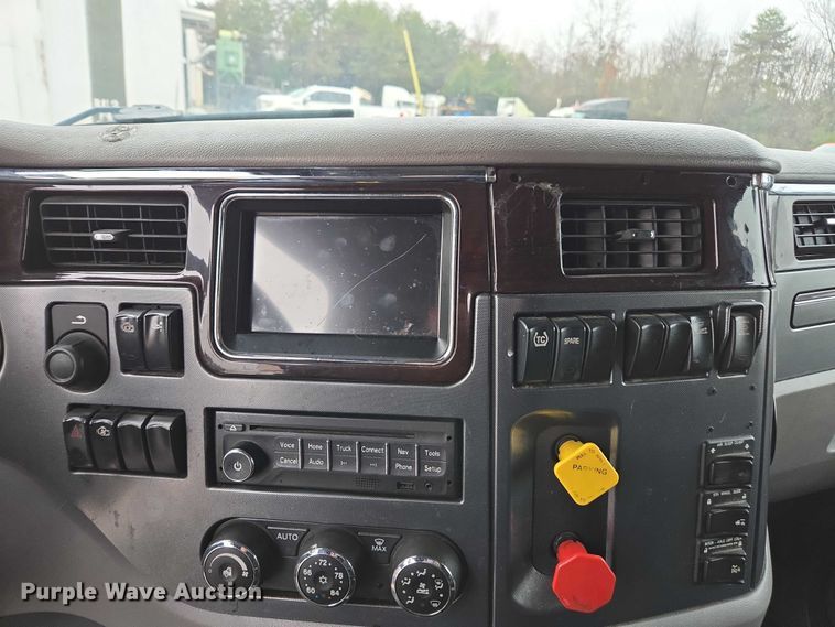 image for item DU2557 2015 Peterbilt 579 semi truck