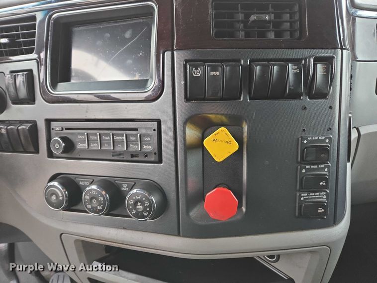 image for item DU2557 2015 Peterbilt 579 semi truck