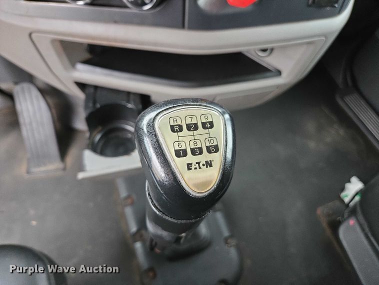 image for item DU2557 2015 Peterbilt 579 semi truck