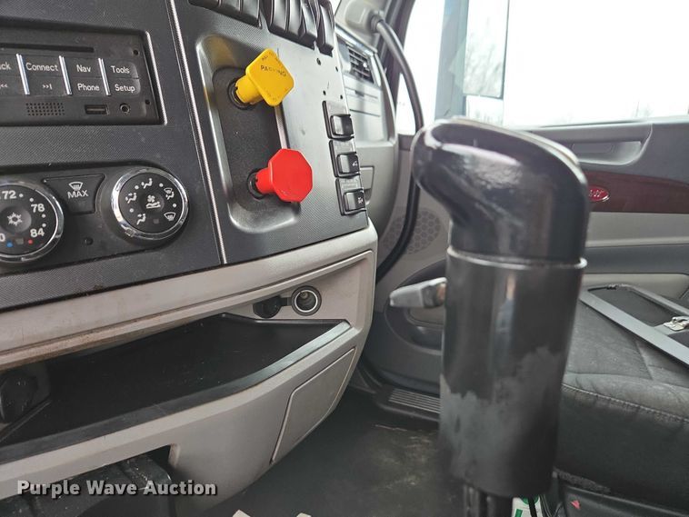 image for item DU2557 2015 Peterbilt 579 semi truck