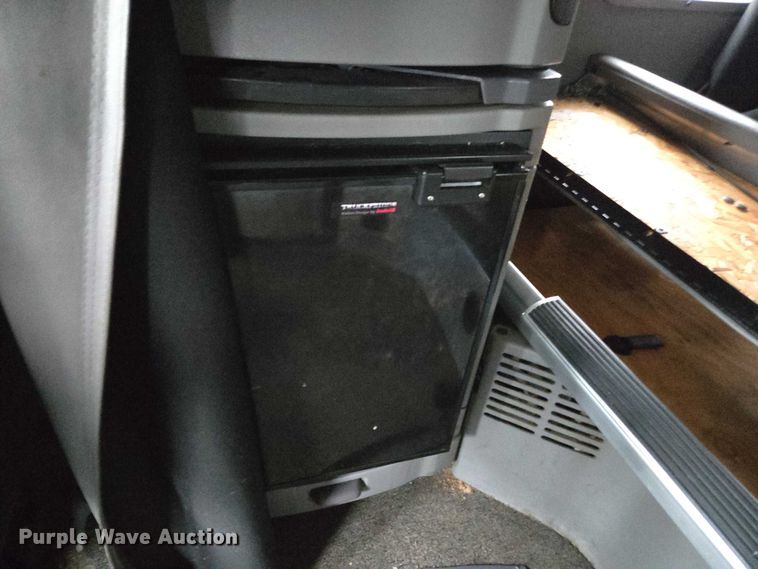 image for item DU2557 2015 Peterbilt 579 semi truck