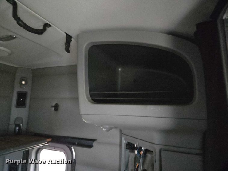 image for item DU2557 2015 Peterbilt 579 semi truck