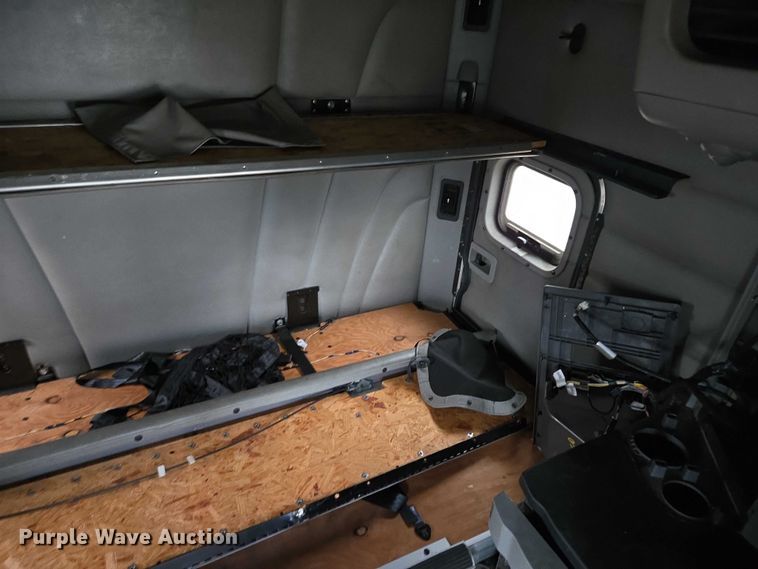 image for item DU2557 2015 Peterbilt 579 semi truck