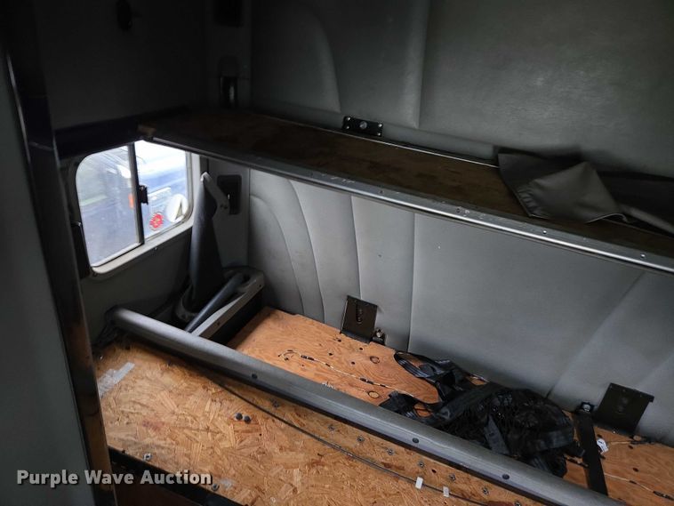 image for item DU2557 2015 Peterbilt 579 semi truck