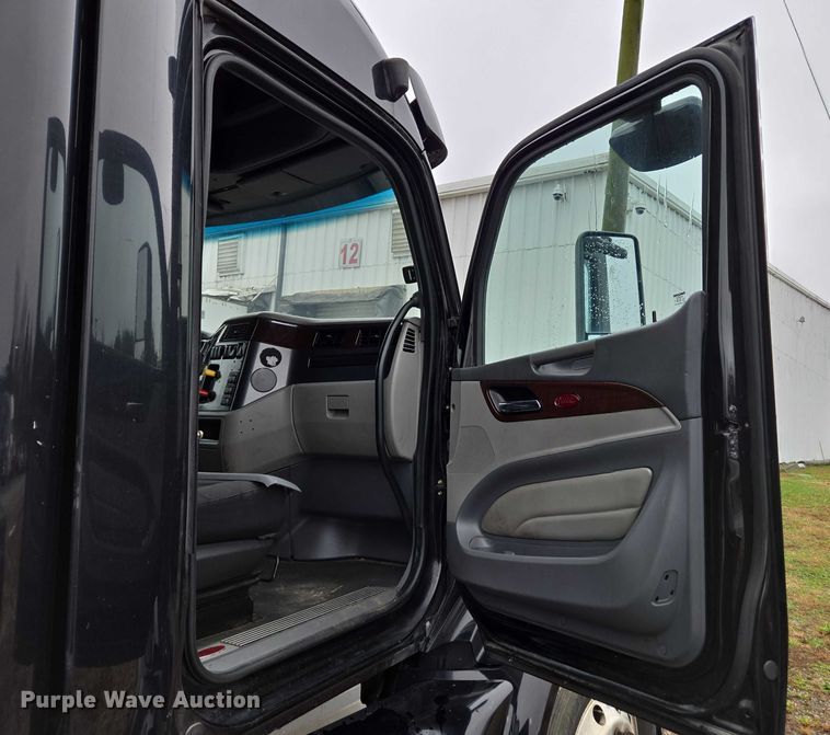 image for item DU2557 2015 Peterbilt 579 semi truck