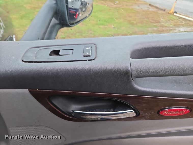 image for item DU2557 2015 Peterbilt 579 semi truck