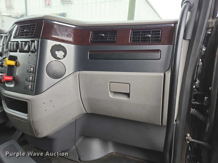 image for item DU2557 2015 Peterbilt 579 semi truck