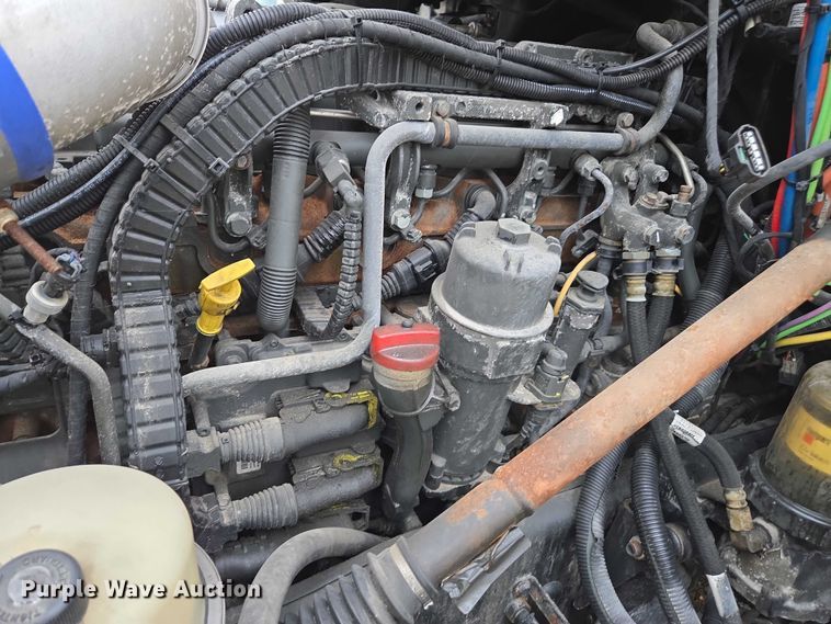 image for item DU2557 2015 Peterbilt 579 semi truck