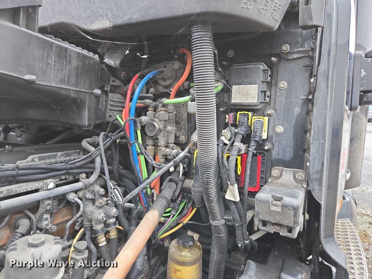 image for item DU2557 2015 Peterbilt 579 semi truck