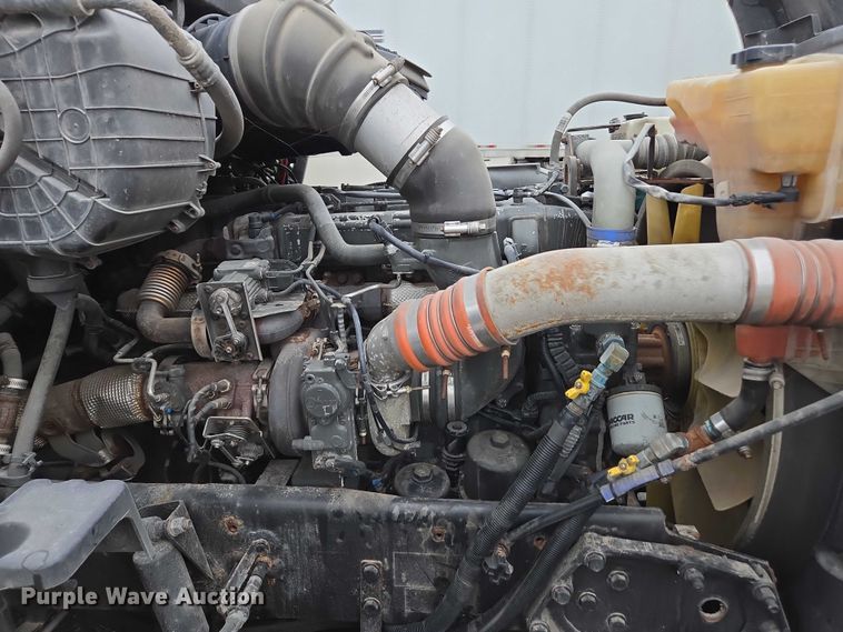 image for item DU2557 2015 Peterbilt 579 semi truck