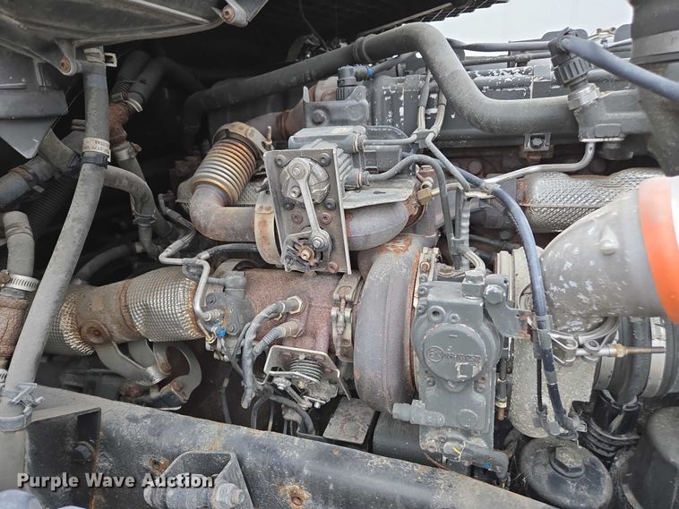 image for item DU2557 2015 Peterbilt 579 semi truck