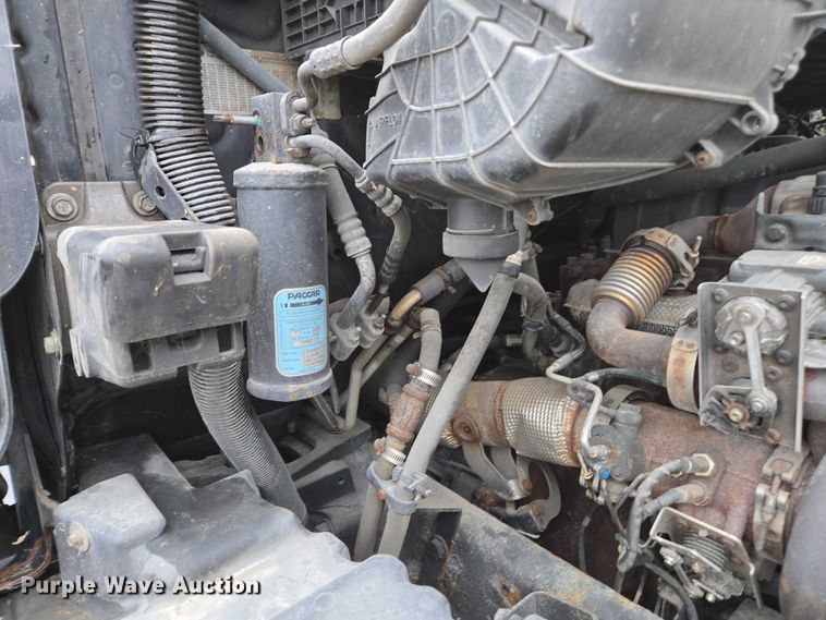 image for item DU2557 2015 Peterbilt 579 semi truck