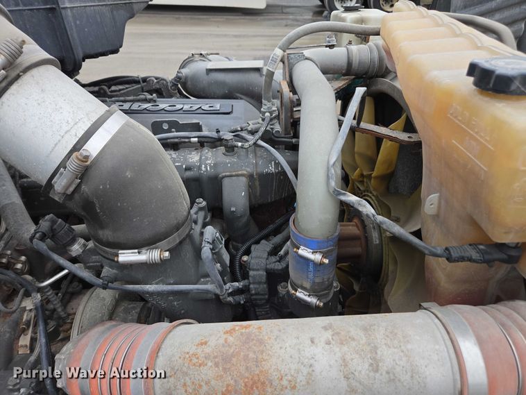 image for item DU2557 2015 Peterbilt 579 semi truck