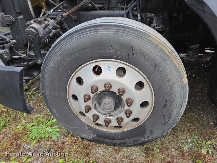 image for item DU2557 2015 Peterbilt 579 semi truck