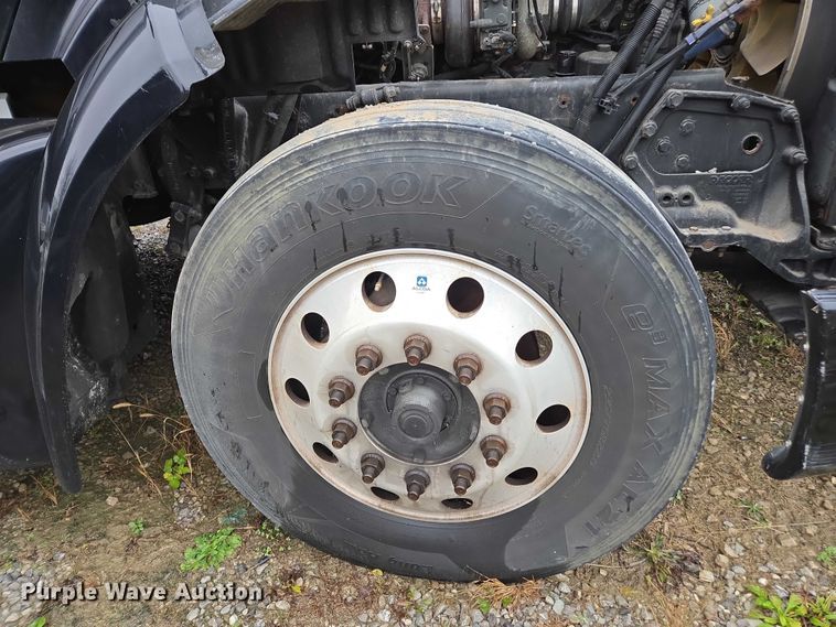 image for item DU2557 2015 Peterbilt 579 semi truck