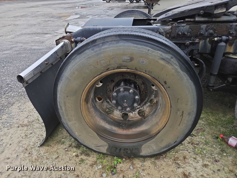 image for item DU2557 2015 Peterbilt 579 semi truck