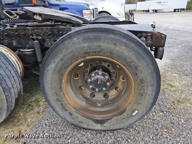 image for item DU2557 2015 Peterbilt 579 semi truck