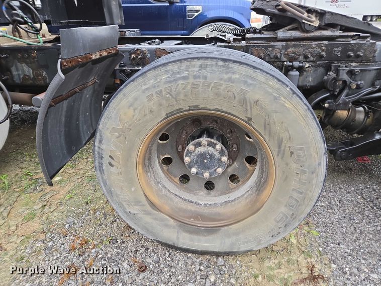 image for item DU2557 2015 Peterbilt 579 semi truck