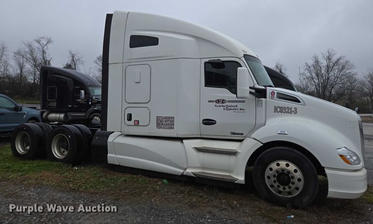 image for item DU2558 2016 Kenworth T680 semi truck