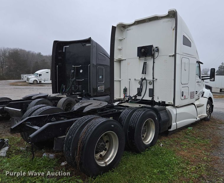 image for item DU2558 2016 Kenworth T680 semi truck