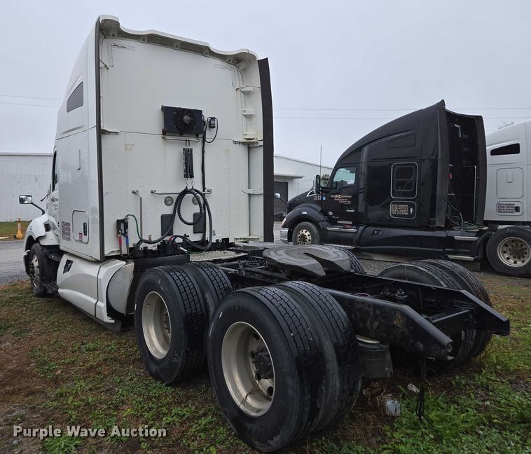 image for item DU2558 2016 Kenworth T680 semi truck