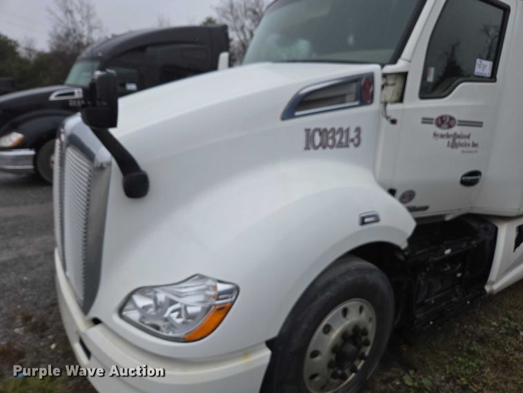 image for item DU2558 2016 Kenworth T680 semi truck