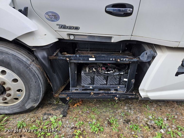 image for item DU2558 2016 Kenworth T680 semi truck