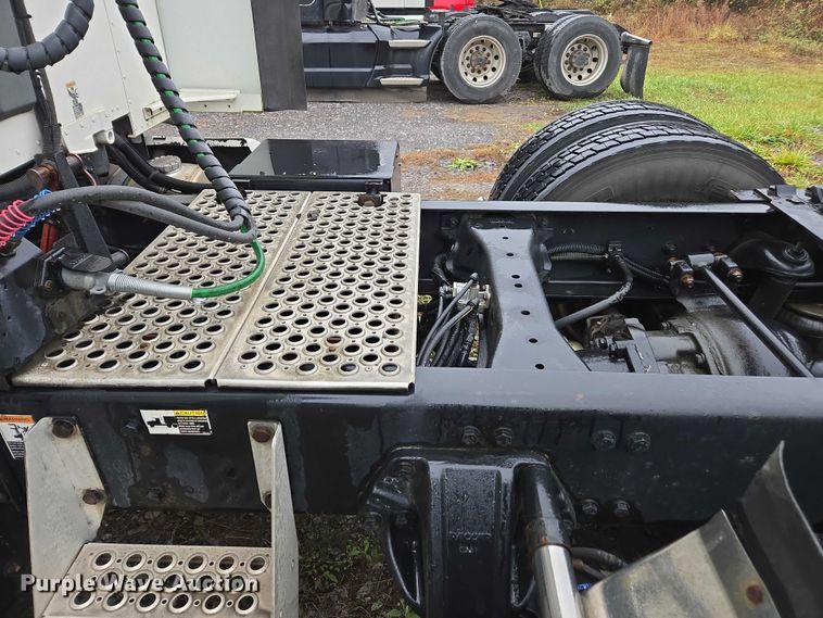 image for item DU2558 2016 Kenworth T680 semi truck