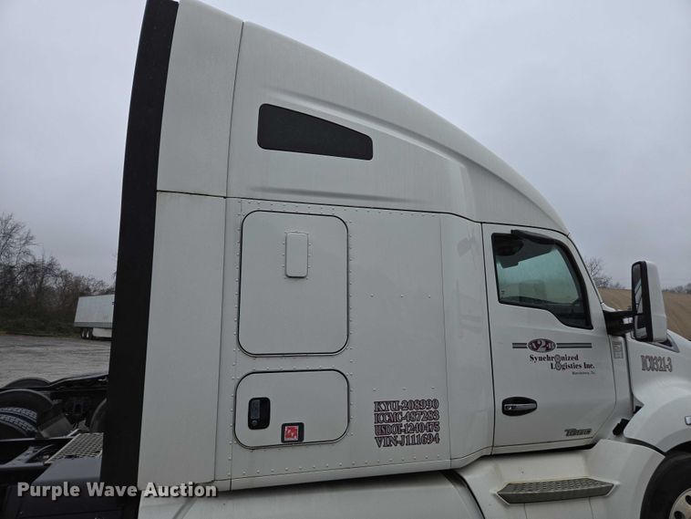 image for item DU2558 2016 Kenworth T680 semi truck