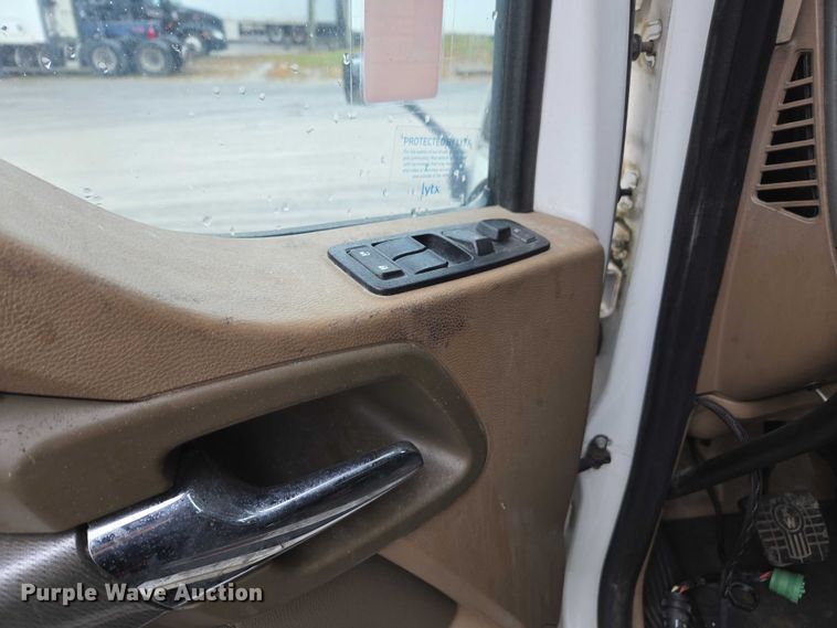 image for item DU2558 2016 Kenworth T680 semi truck