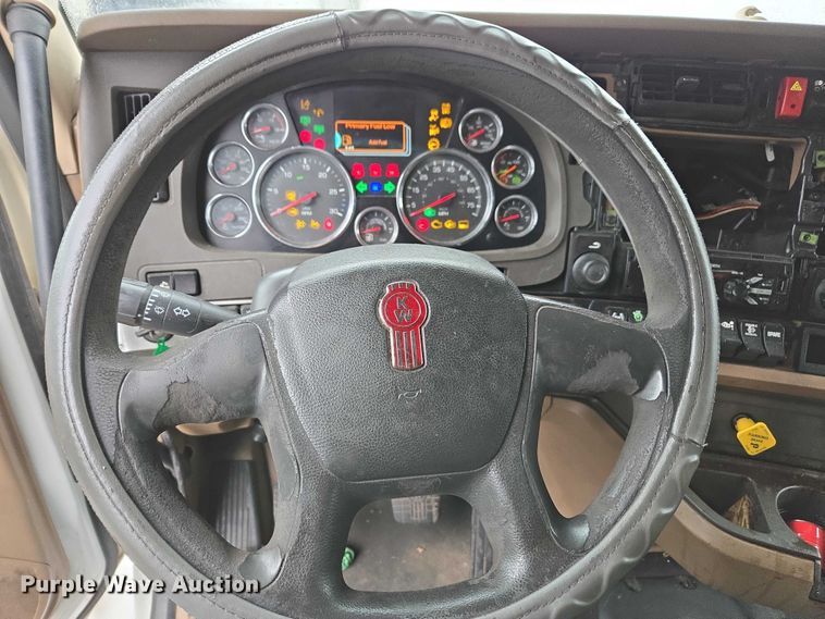 image for item DU2558 2016 Kenworth T680 semi truck