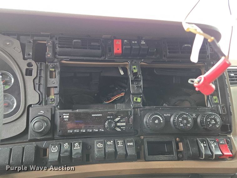 image for item DU2558 2016 Kenworth T680 semi truck