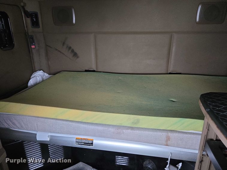 image for item DU2558 2016 Kenworth T680 semi truck