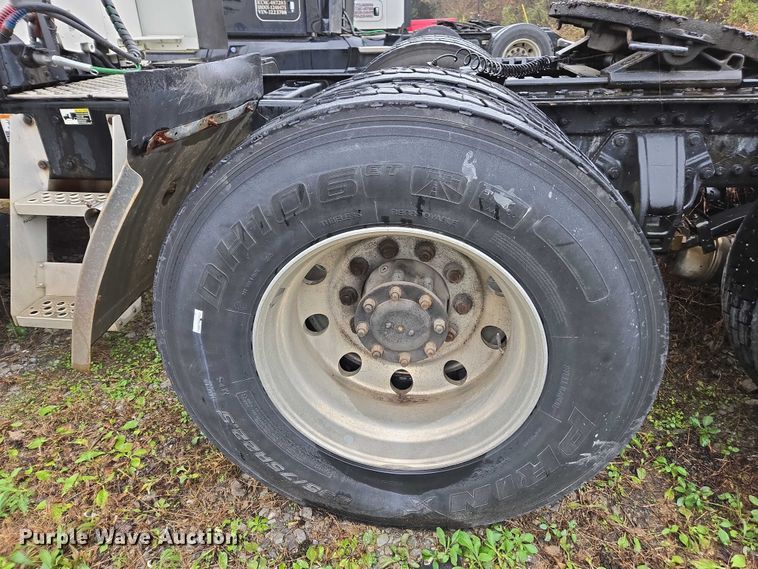 image for item DU2558 2016 Kenworth T680 semi truck