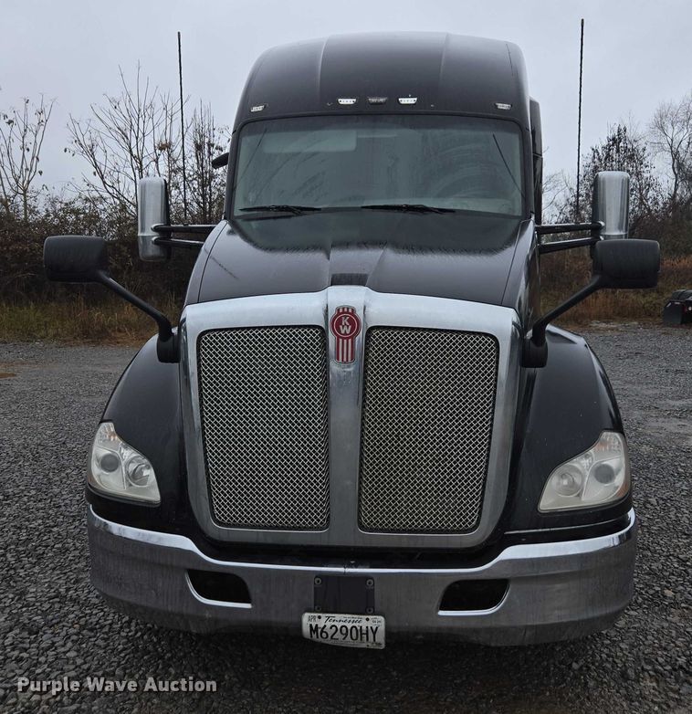 image for item DU2559 2018 Kenworth T680 semi truck
