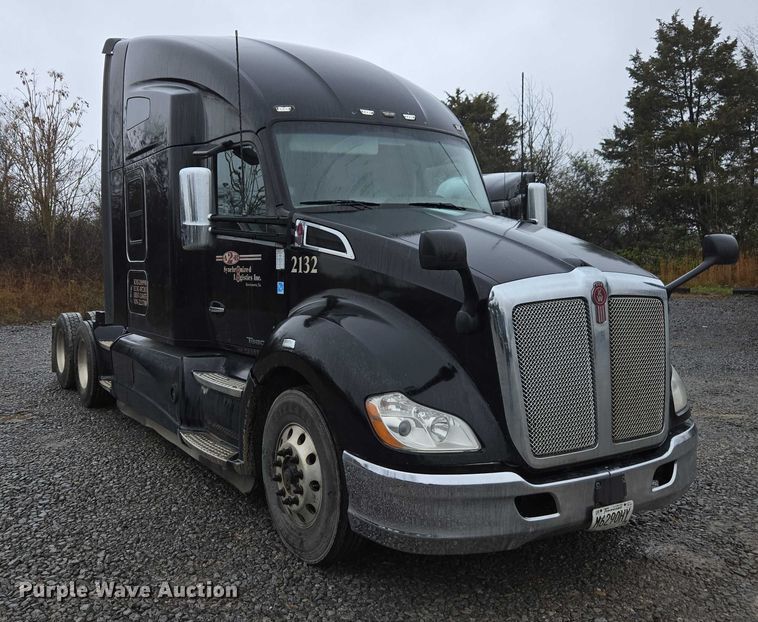 image for item DU2559 2018 Kenworth T680 semi truck